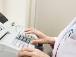 交通事故の治療費を保険会社に打ち切られたら？延長交渉と対処法を弁護士が解説